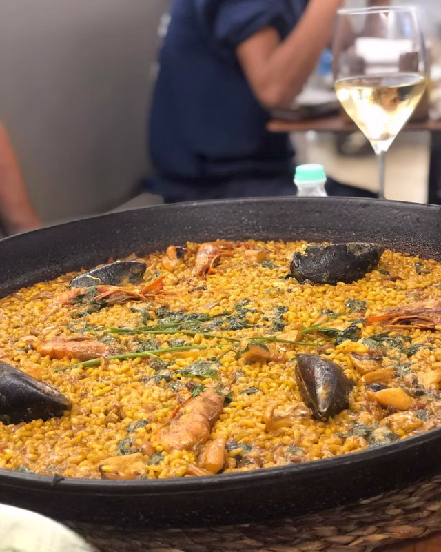 Préparation d'une paella traditionnelle